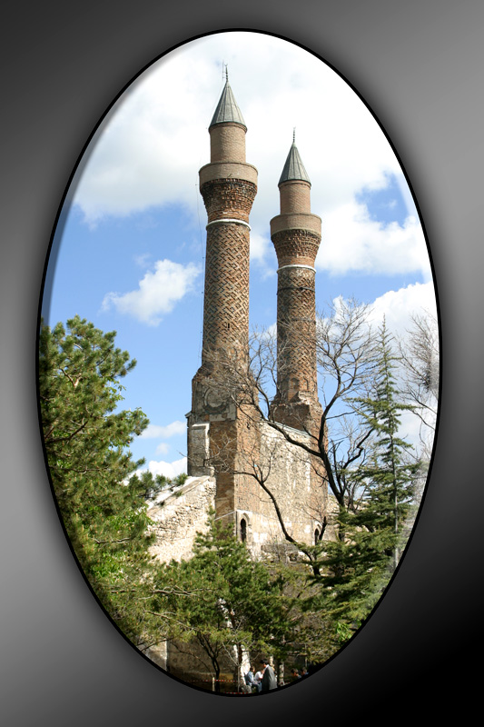 SANA YAKIN YERLERDE SANA YAKIN KİŞİLERLE